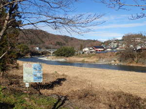 受付棟横の荒川の景観