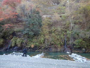 対岸の二つの滝（110番周辺）