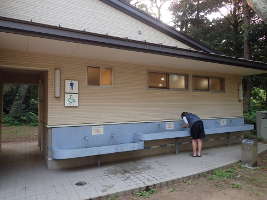 トイレ棟両側にある水道の蛇口