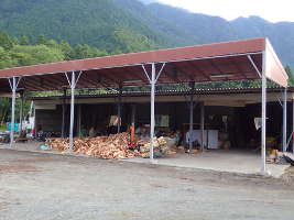 管理棟近くにある薪小屋