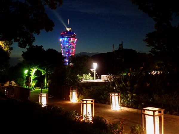 亀岡広場から見た灯籠と江の島シーキャンドル（2018/08/10）の画像01
