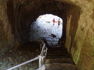 「龍宮窟」への階段の画像04