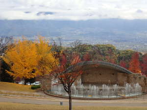 紅葉の中の野外ステージの画像05