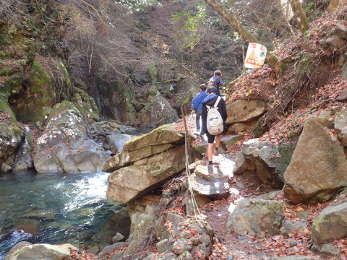 川の真横を歩く遊歩道の画像25