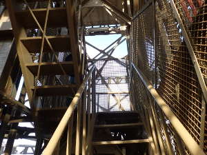 マリンタワー内部の階段の画像12