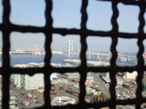 階段の鉄格子から見る「横浜ベイブリッジ」の画像19