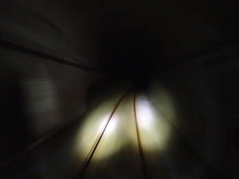 出口が見えない真っ暗闇のトンネルの画像25