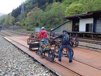 スタッフの人が自転車の方向を換えていくの画像33