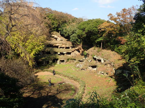 展望広場からまんだら堂やぐら群のB群を見下ろす（2017/11/04：晴れ）の画像01