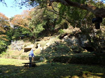 奥にあるＡ群やぐらの画像06