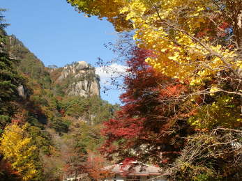 紅葉の隙間から見る覚円峰の画像34