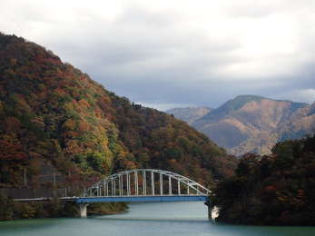 世附大橋と山肌の紅葉の画像13