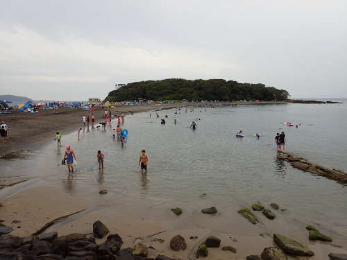 沖ノ島海水浴場の全景（2015/08/13　大潮　曇り）