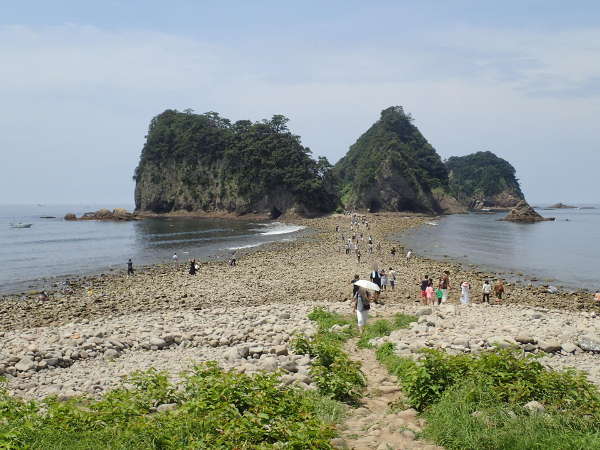 瀬浜海岸と象島(伝兵衛島)との間に現れる「トンボロ」(2016/07/17) 大潮　曇り