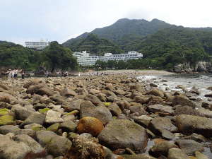 トンボロから瀬浜海岸を見る