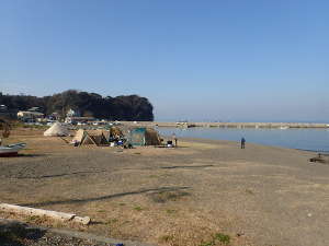 中間エリアの駐車場から見た三戸浜海岸