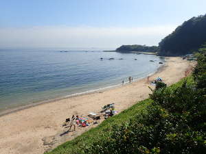 眩しい燈明堂海岸の白い砂浜