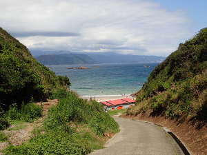 ②九十浜海岸と海の家が見えてくる