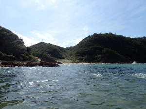 ⑯海側から九十浜海岸を見る