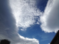 台風が去った翌朝の雲