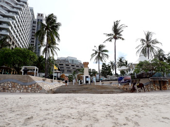 ホアンヒンビーチから見るヒルトン・ホアヒン・リゾート＆スパの画像