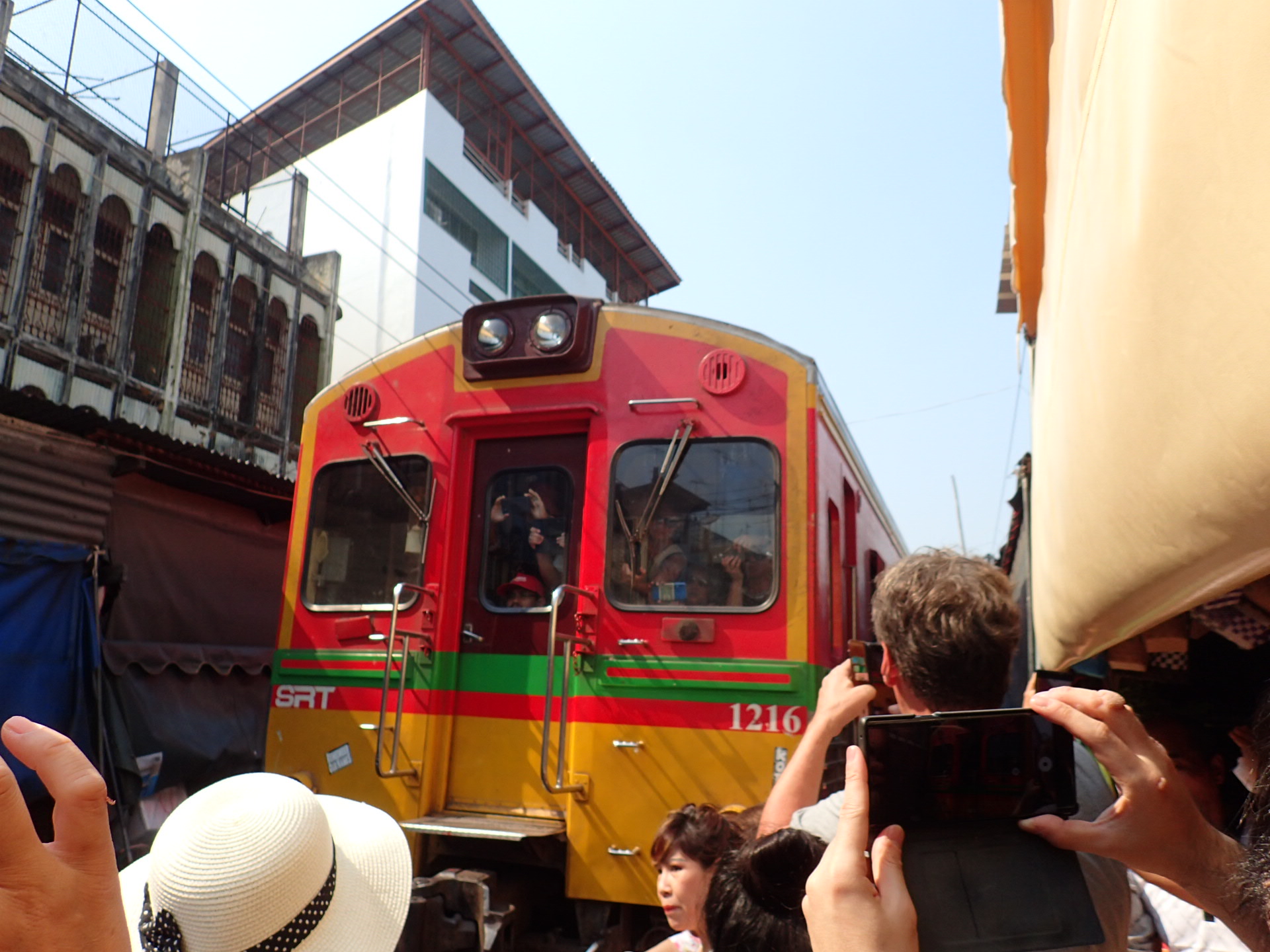 メークロン駅＆市場の画像
