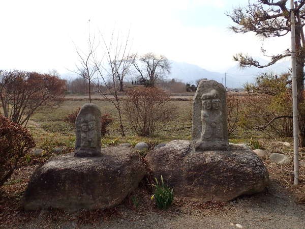 安曇野で一番知られている「水色の時　道祖神」の画像01