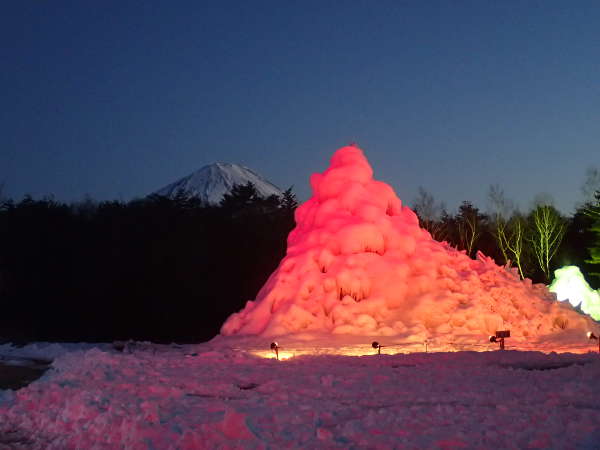 富士山とライトアップされた樹氷の画像18