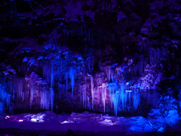 ライトアップされた夜の三十槌の天然の氷柱の画像05