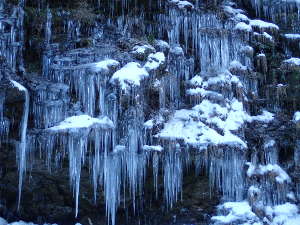 透き通ったきらびやかな天然の氷柱の画像08