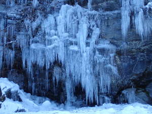 天然氷柱と違う人工の氷柱の画像09