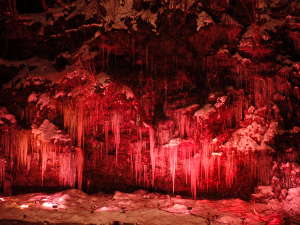 秋を現す天然氷柱のレッド照明の画像12