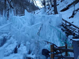 吊り橋を渡りきった山際の氷柱の画像33