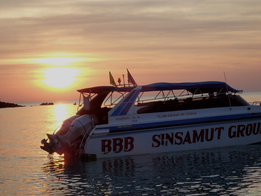 ツアーボートとアオプラオビーチの夕日