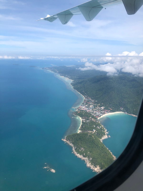 飛行機からサムイ島を見る