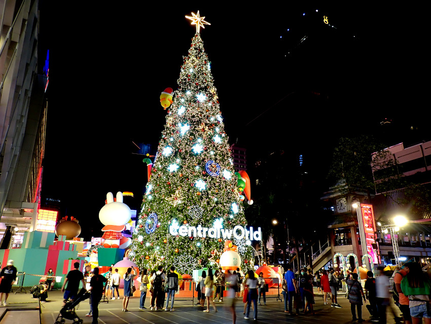 Central worldの巨大なクリスマスツリー（駅側）