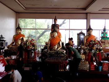 建物の中にある多くの仏像の画像32
