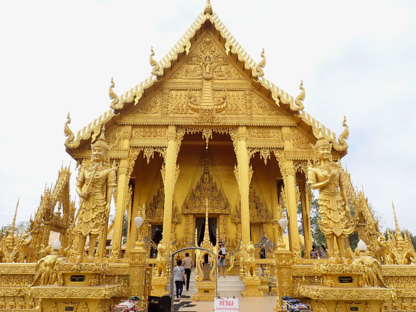 きらびやかに輝く黄金の寺院「ワットパクナム ジョーロー」の画像01