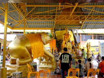正面入口前にある象の仏像の画像15
