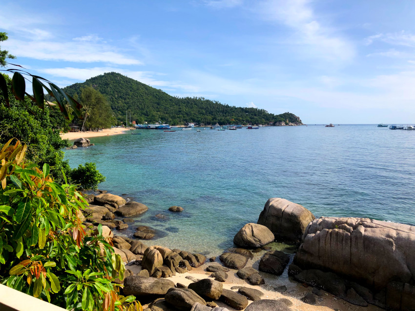 ホテルの部屋からタオ島「メーハート港」を見る