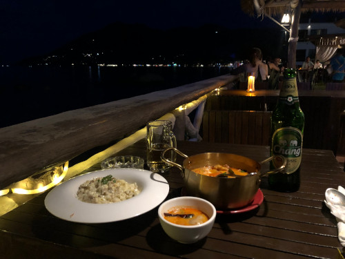 夜の海を見ながら夕食