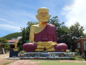 金色に輝く僧侶の像