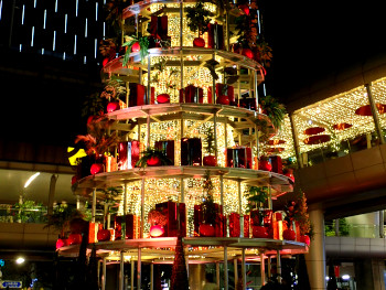 デザインが素晴らしい反射型クリスマスツリー