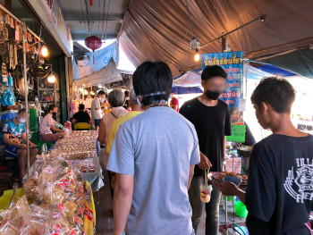 運河の岸は店も人もいっぱい