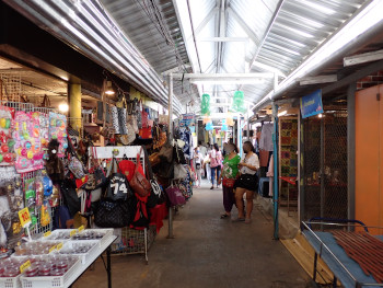 日本の商店街アーケードのよう