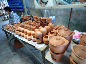 陶器が安価に売られている