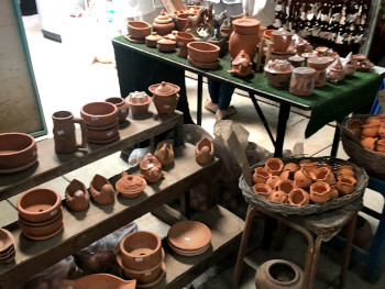 様々な陶器が並ぶ