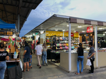 中央には小物品店が続く