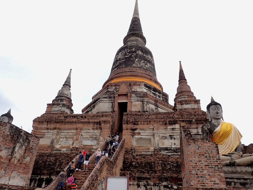 72mの仏塔と右側前にある仏像の画像61
