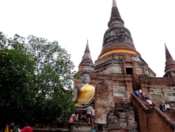 仏塔と左側前にある仏像
